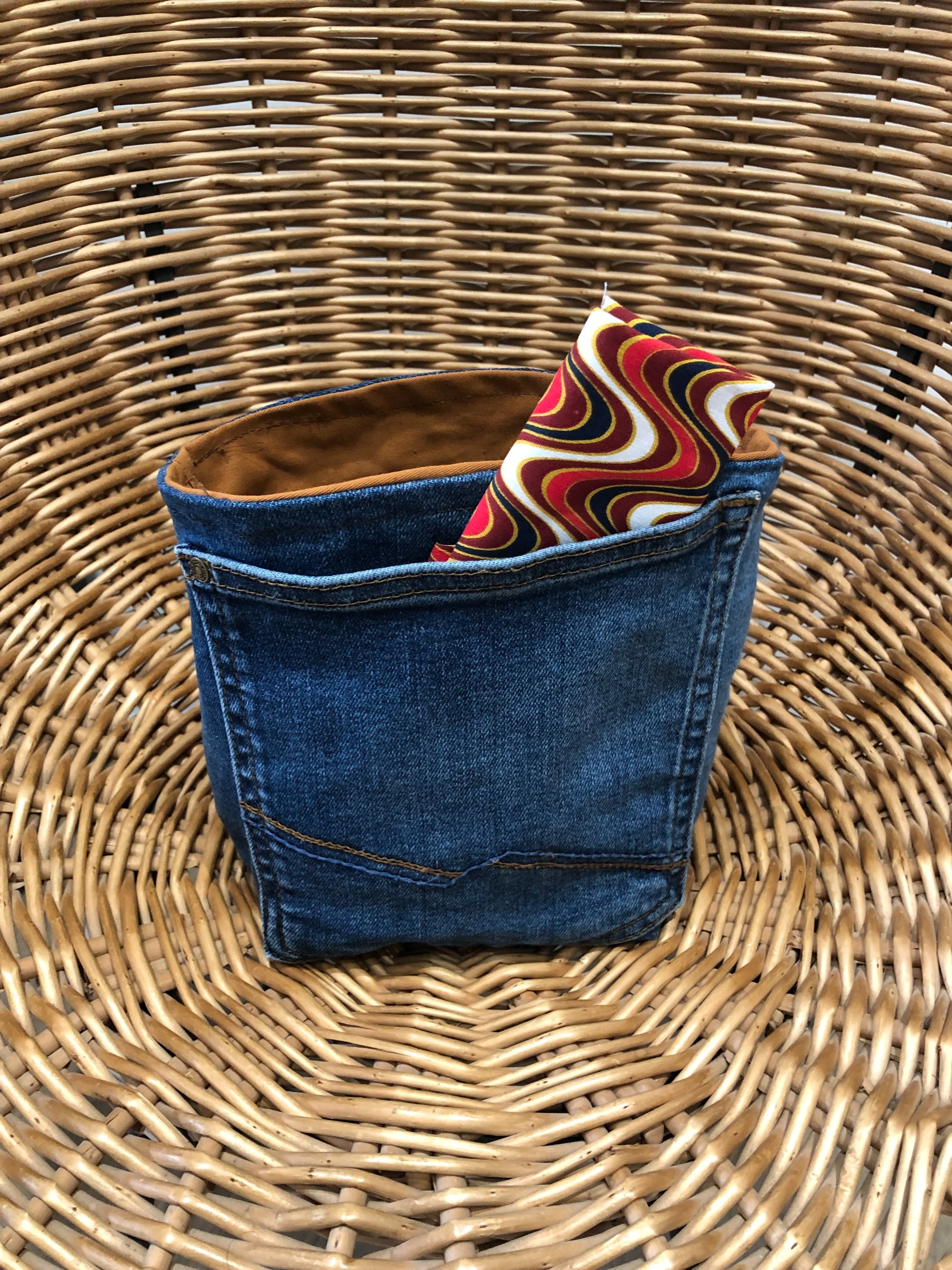 Transformation et recyclage d’un jean en pochette vide poche