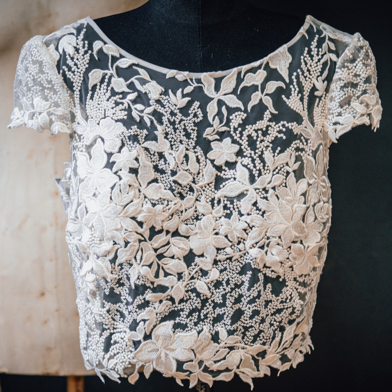 Conception et réalisation d’un crop top pour une mariée. Etude de la demande, recherche du volume, toile puis réalisation.