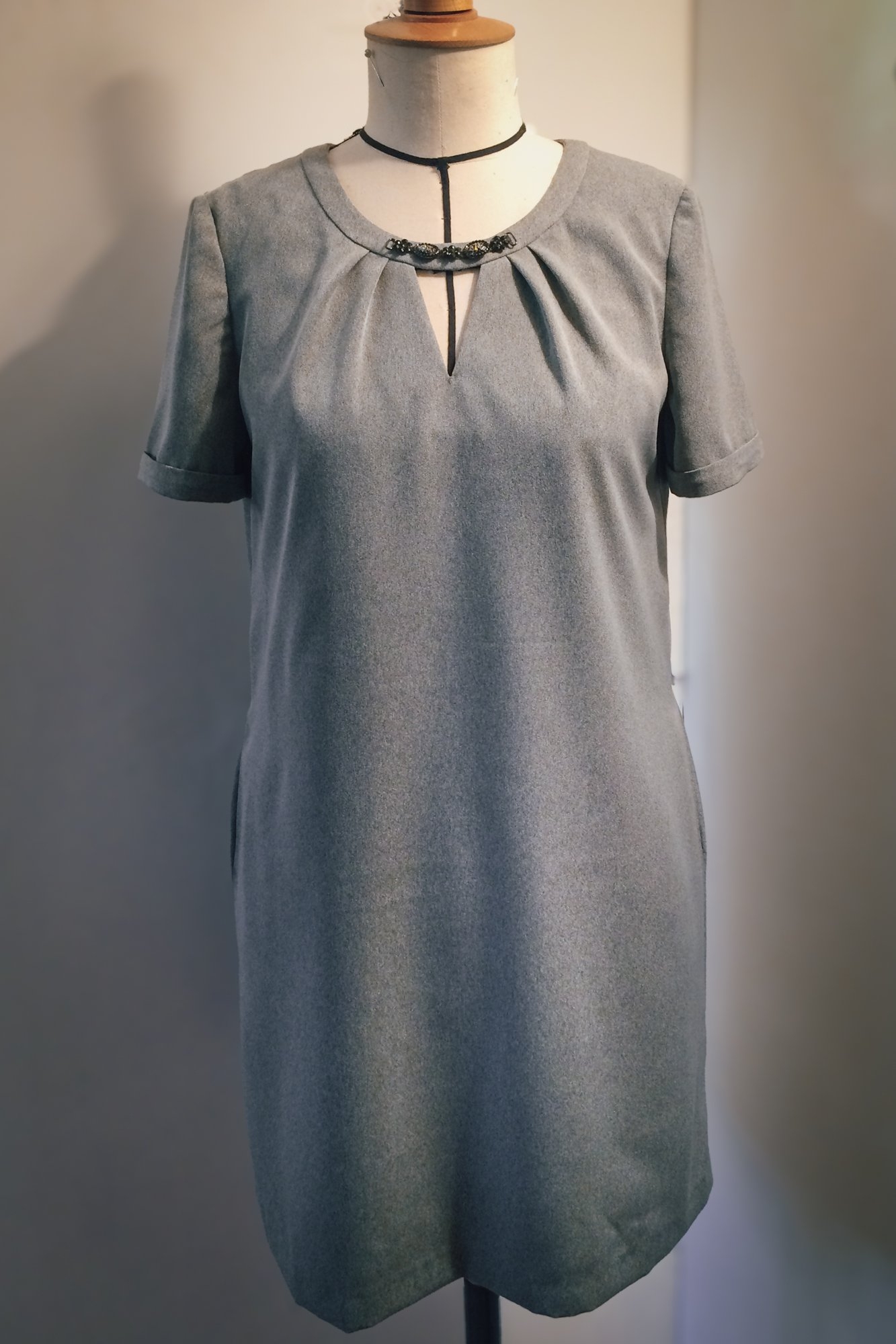 Robe manches courtes à revers, encolure ronde plis plats 