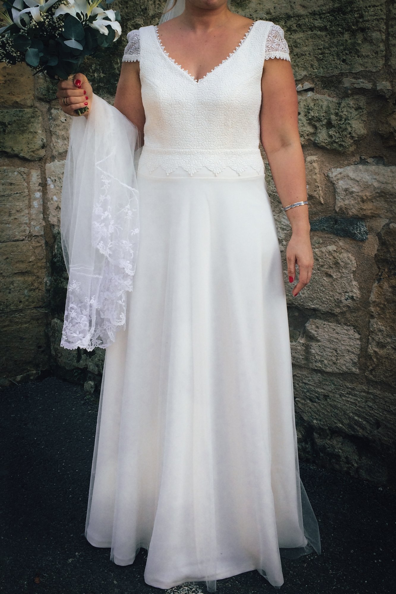 Conception et réalisation d’une robe de mariée sur mesure. Haut et ceinture en Guipure (Stragier), jupe en crêpe de polyester, surjupe en mousseline de polyester.
