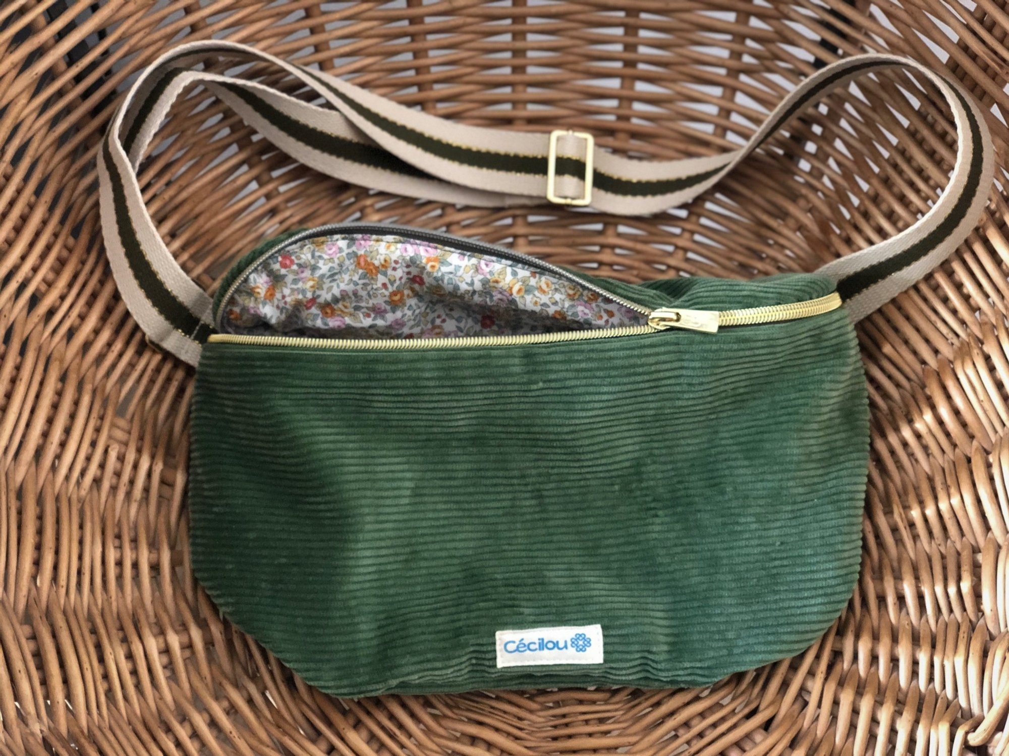 Sac banane en velours côtelé, intérieur coton fleuri, zip doré, sangle de coton bicolore. 