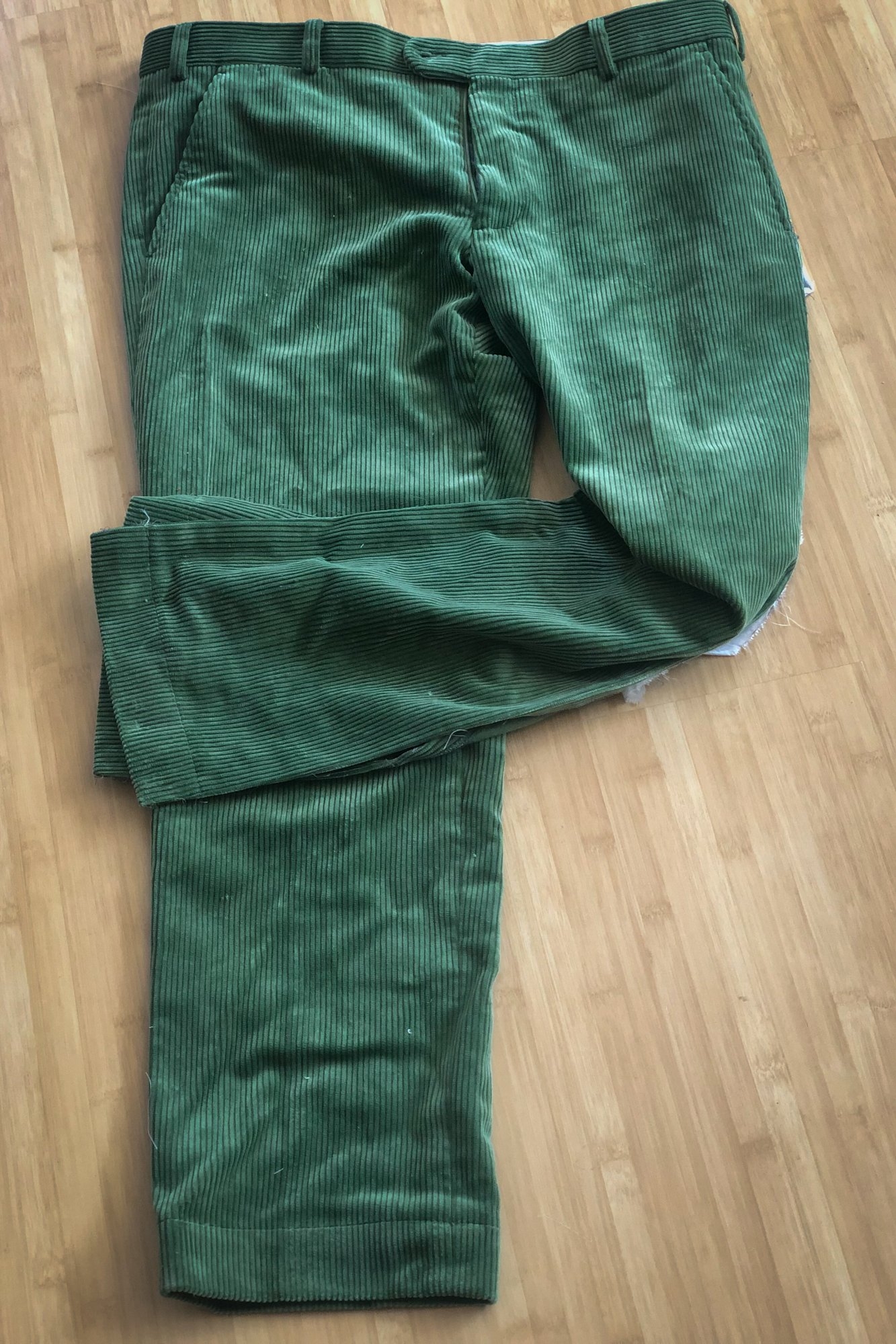 Pantalon homme en velours côtelé, avant transformation en sac banane.