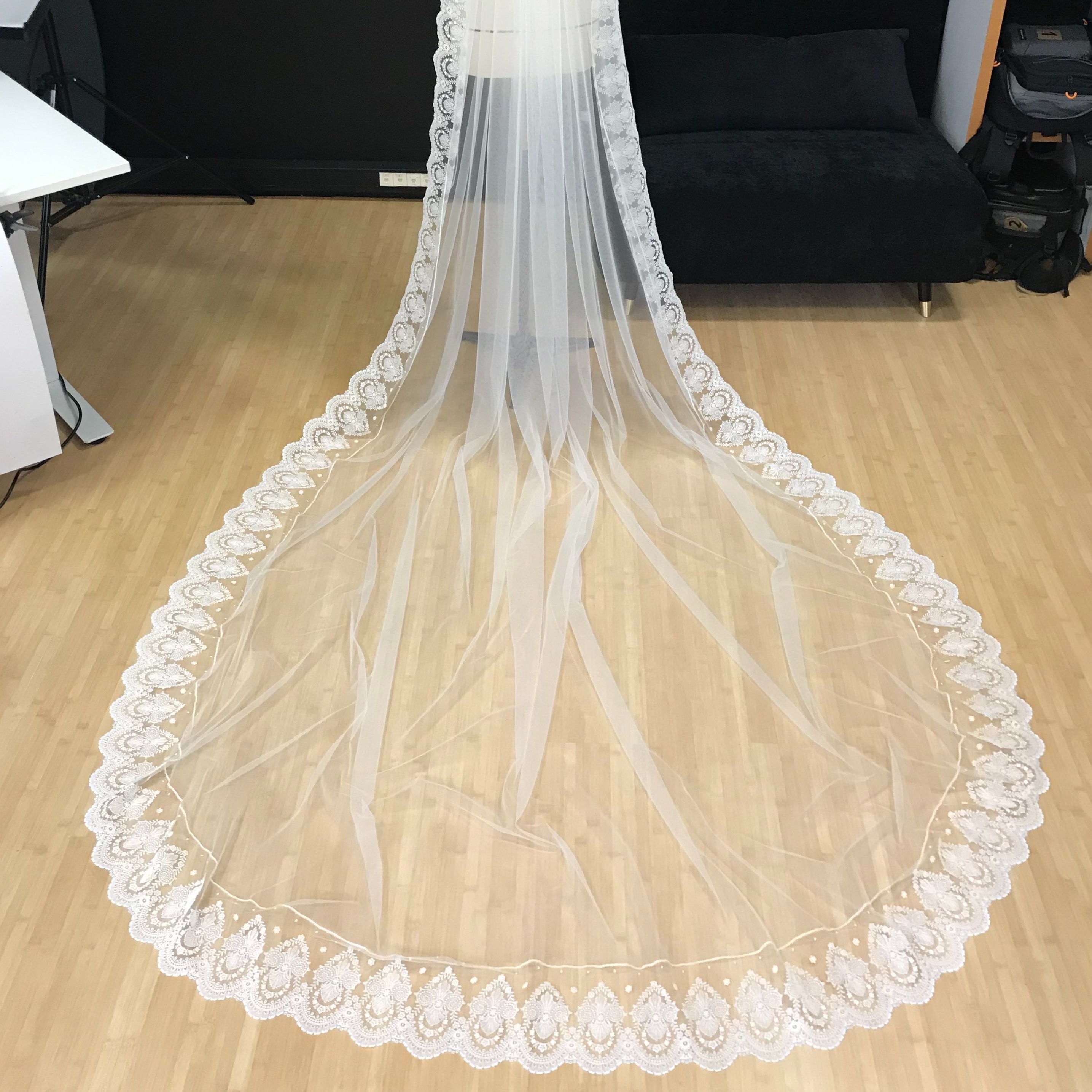 Conception et réalisation d’un voile de mariée sur mesure. Conseil dans les volumes et le choix des matières. Longueur 3 mètres.