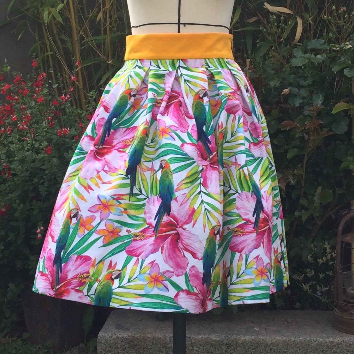 Jupe à plis creux, tissu toile de coton, imprimé fleuri. Ceinture taille haute