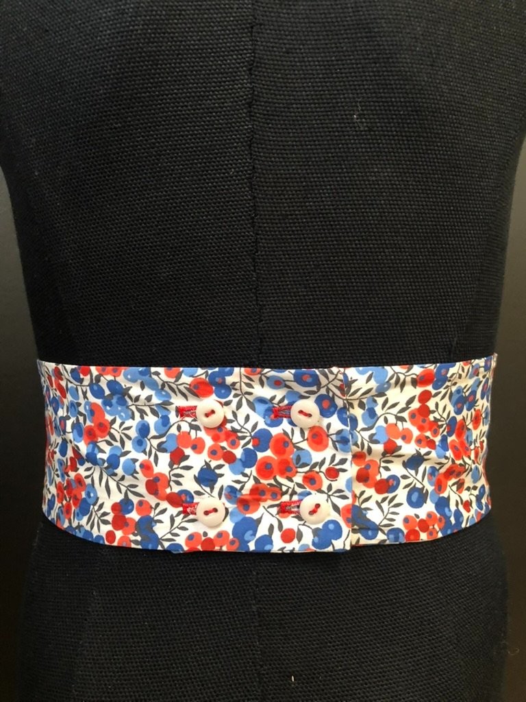 Ceinture garçon d’honneur cortège de mariage. Fermeture boutonnières avec boutons en nacre.Tissu liberty