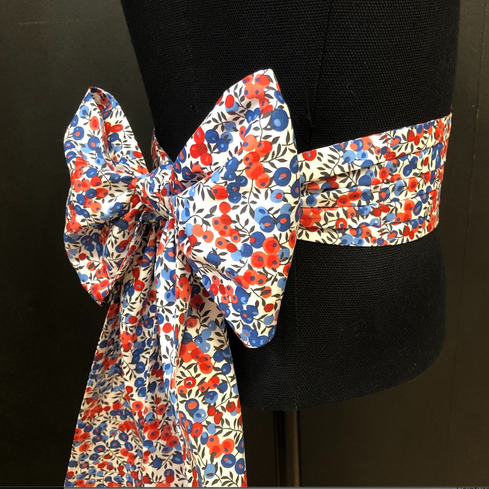Ceinture plis religieuse et noeuds avec pans. Tissu liberty