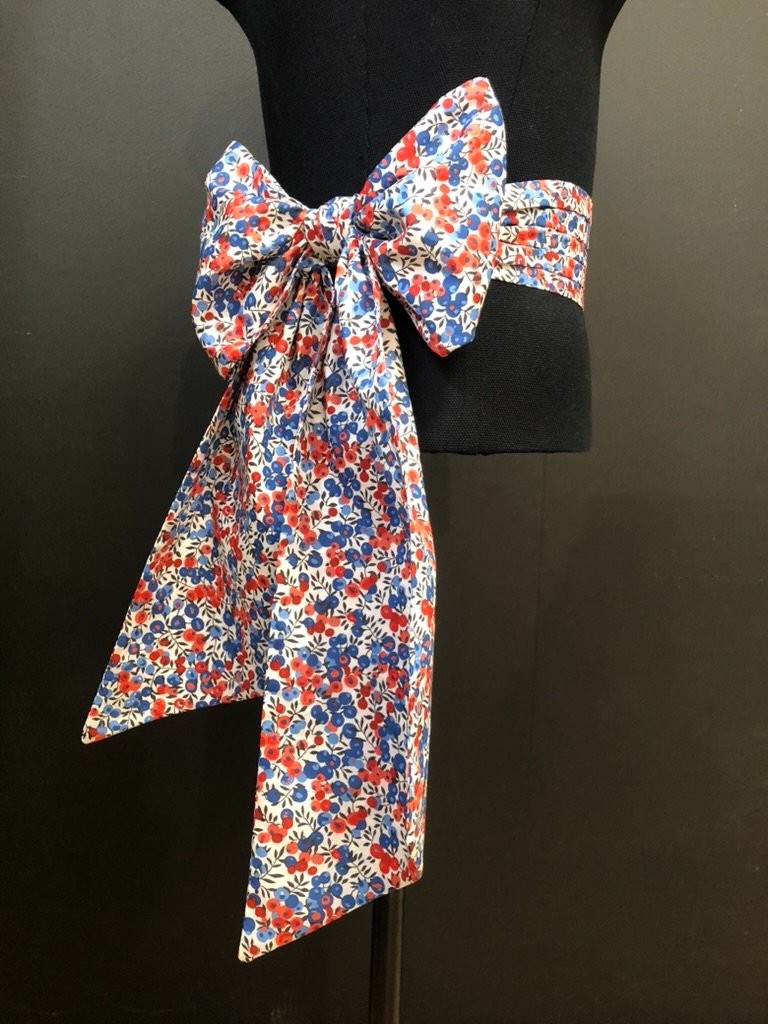 Ceinture demoiselle d’honneur cortège de mariage. Fermeture par un gros noeud à pans.Tissu liberty