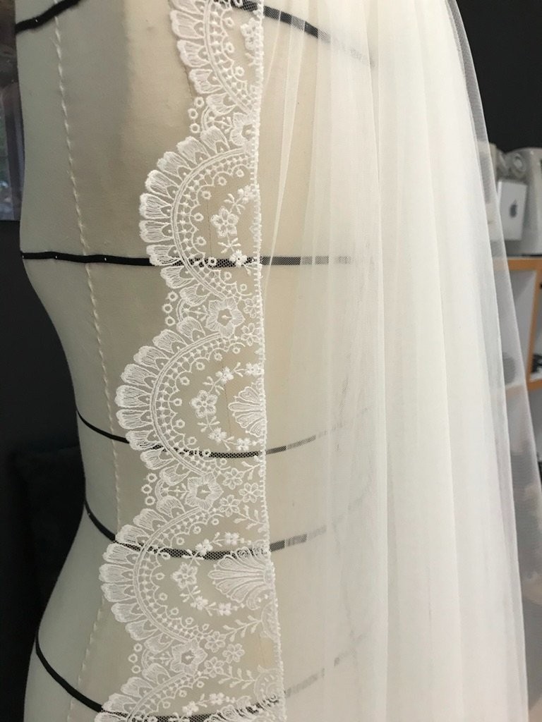 Decoupe de la dentelle avec un léger dégrader pour donner un effet plus aérien.