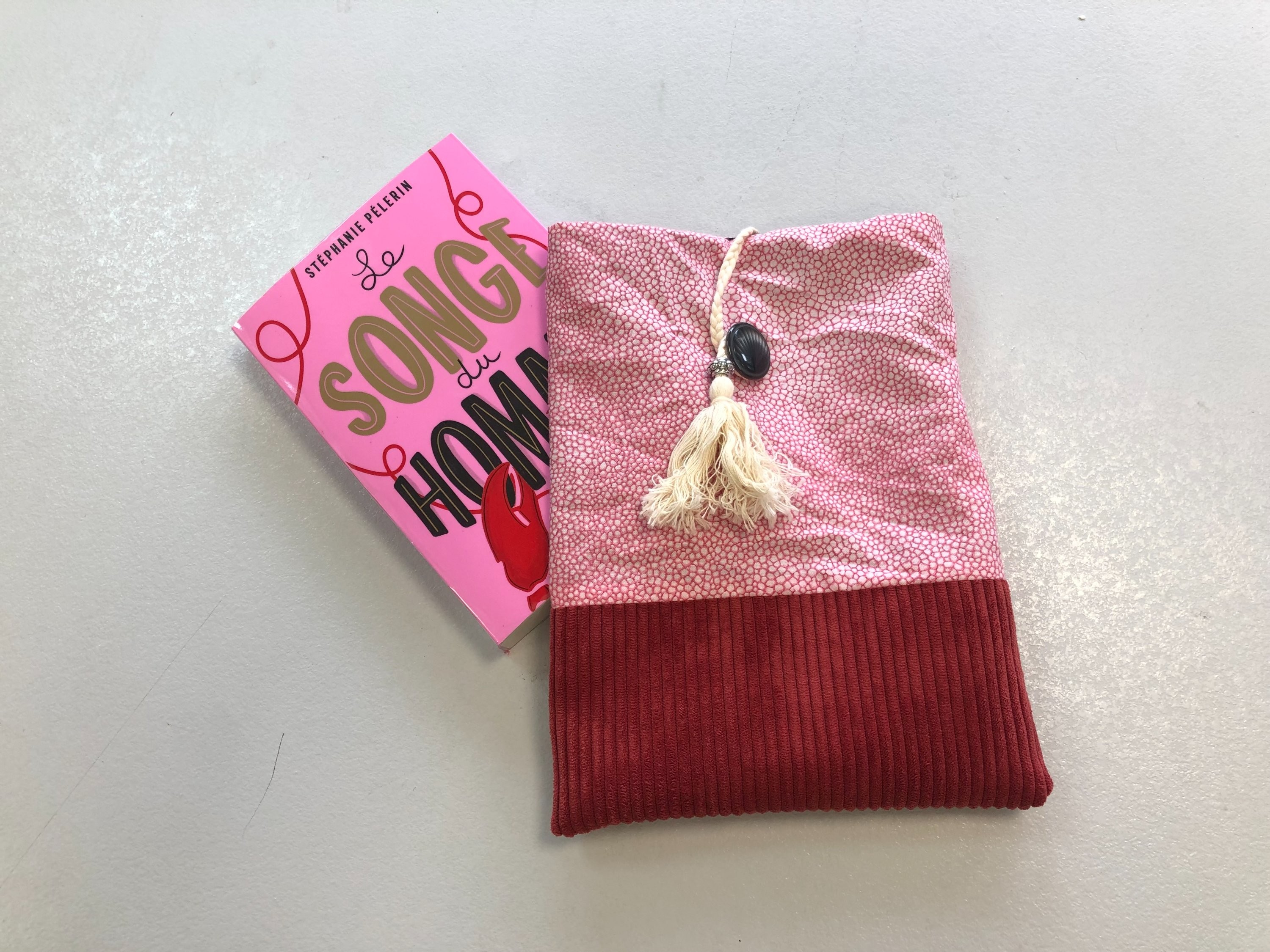 Protège livre en coton molletonné. (Julie 13 ans)
