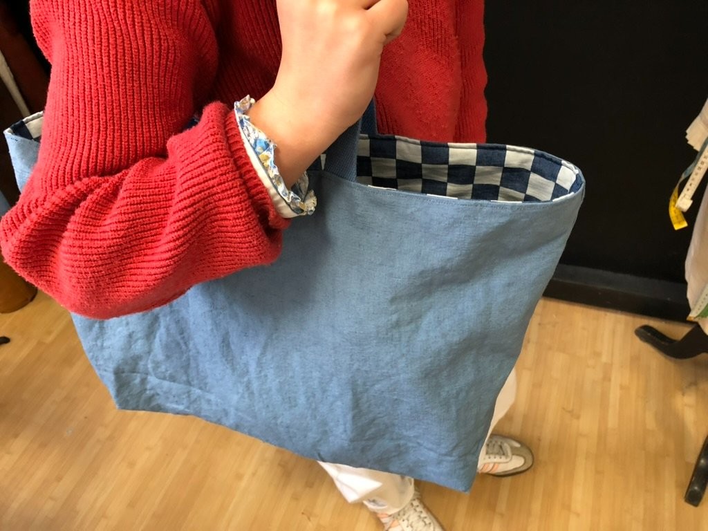 Sac cabas XL. Seconde vie d’un drap en lin teinté en bleu. Intérieur coton damé bleu et blanc (Clémentine 11 ans)